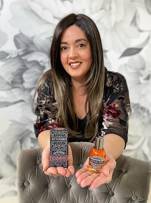 Shauna Rudd shows her fragrance with the Packly packaging