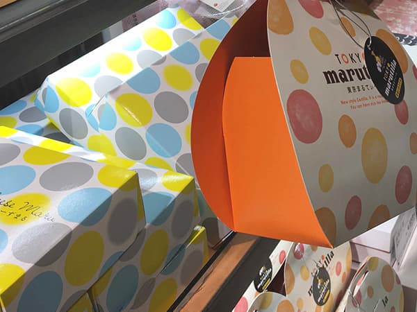 Rounded top box with handle and lively colors